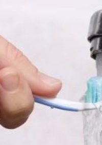 هل يجب التخلص من فرشاة أسنانك بعد إصابتك بفيروس كورونا؟