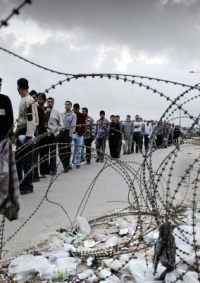 (هآرتس): مشاورات لزيادة تصاريح عمال قطاع غزة