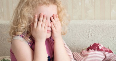 إشارات لغة الجسد تحذرك: طفلك متأثر بما يشاهده على الشاشة أكثر من اللازم