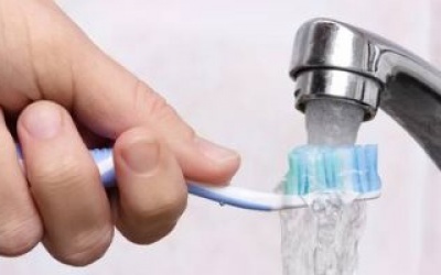 هل يجب التخلص من فرشاة أسنانك بعد إصابتك بفيروس كورونا؟