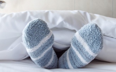 هل يساعدك ارتداء الجوارب على النوم بشكل أفضل؟