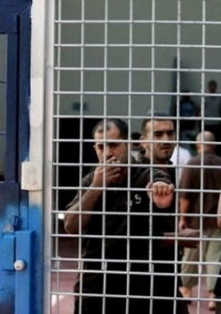 أخطاء طبية متعمدة بحق أسيرين في سجون الاحتلال