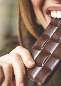 الفوائد الصحية للشوكولاتة الداكنة.. 5 أشياء تحدث داخل دماغك عند تناولها