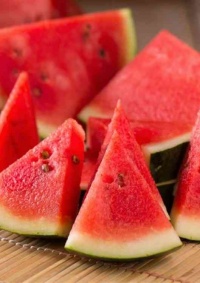 7 أطعمة طبيعية للتغلب على حرارة الطقس.. منها البطيخ والخيار