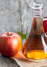 خل التفاح يخفض الوزن.. احذر مخاطره على المعدة والجلد والحلق