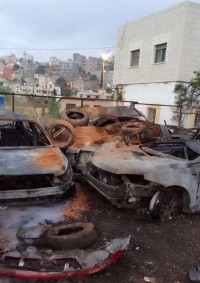 رام الله: مستوطنون يحرقون مركبات ويحطمون محلات تجارية في اللبن الغربي