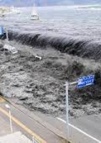 اليابان تصدر تحذيرا من تسونامي والإعصار 