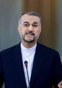 وزير الخارجية الإيراني يحذر من فتح جبهات جديدة