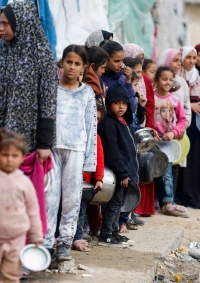 70 شهيدا ومئات المصابين في مجزرة جديدة بحق مواطنين كانوا ينتظرون المساعدات غرب غزة