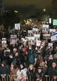 عائلات الأسرى الإسرائيليين تدعو حكومة نتنياهو إلى 