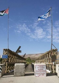 الاحتلال يعتقل مسلَحَيْن اجتازا الحدود مع الأردن والأخير يتابع