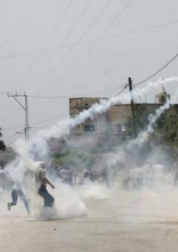 إصابات بالاختناق خلال اقتحام الاحتلال بيت أمر شمال الخليل
