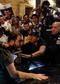 مظاهرة غاضبة أمام مكتب نتنياهو بالقدس المحتلة.. متظاهرون يرشقون بن غفير بالأحذية
