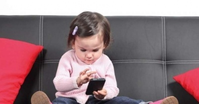 دراسة جديدة تكشف عن علاقة الأطفال بالإنترنت وقلق الآباء