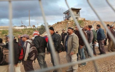 تقرير إسرائيلي يزعم: سلطات الاحتلال تدرس زيادة التصاريح للعمال الغزيين