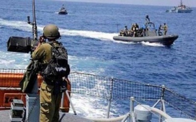 بحرية الاحتلال تعتقل صيادين من بحر رفح وتسحب قاربيهما إلى ميناء 