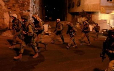إصابة شاب برصاص الاحتلال واعتقال آخرين لدى اقتحام مدينة الخليل