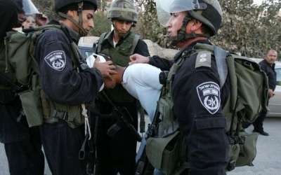 الاحتلال يعتقل شابين من مخيم الأمعري