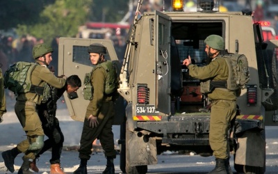 الاحتلال يعتقل ثلاثة مواطنين من يعبد بينهم مصاب