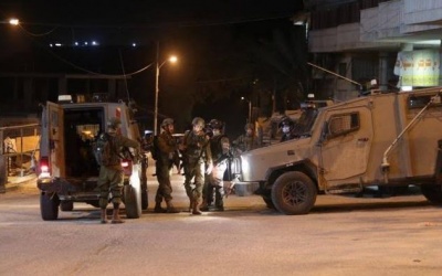 قوات الاحتلال تعتدي على شاب عند حاجز حوارة جنوب نابلس
