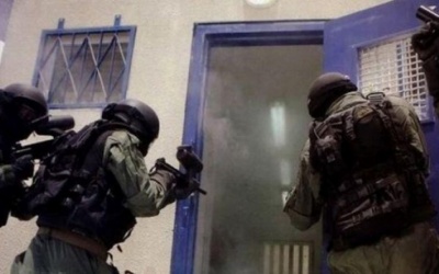 قوات القمع الإسرائيلية تقتحم سجن 