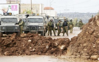 قوات الاحتلال تغلق مدخل قرية دوما جنوب نابلس