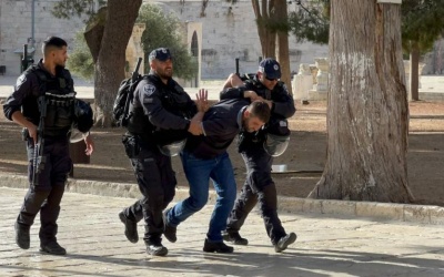 الاحتلال يعتقل شابا من الأقصى ويحتجز آخرين في أنحاء متفرقة من القدس