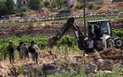 الاحتلال يجرف أراضٍ شرق بيت لحم