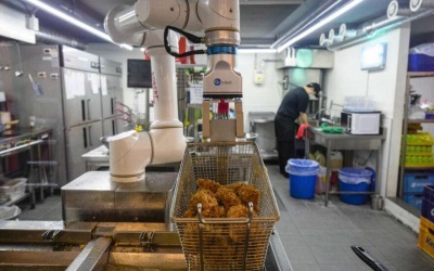 مطاعم في كوريا الجنوبية تستعين بروبوتات لتحضير الدجاج المقلي
