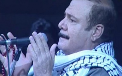 وفاة الفنان المناضل قائد فرقة أغاني العاشقين الفلسطينية حسين منذر