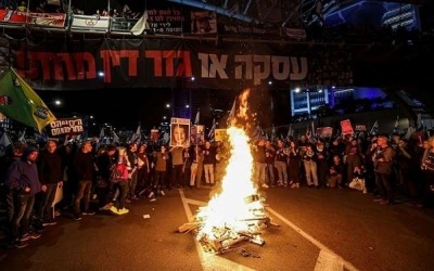 مطالبة بانتخابات وصفقة تبادل أسرى: احتجاجات ضد حكومة نتنياهو وإغلاق 