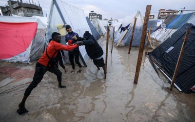 غرق مئات خيام النازحين نتيجة الأمطار والرياح الشديدة في غزة