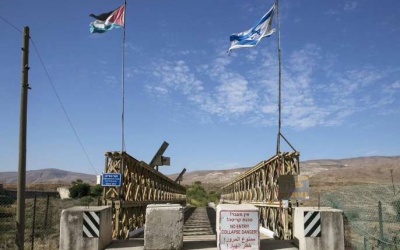 الاحتلال يعتقل مسلَحَيْن اجتازا الحدود مع الأردن والأخير يتابع