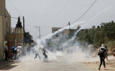 إصابات بالاختناق خلال اقتحام الاحتلال بيت أمر شمال الخليل