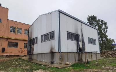 مستعمرون يحرقون غرفة صفية ويخطون شعارات عنصرية في مدرسة جالود جنوب نابلس