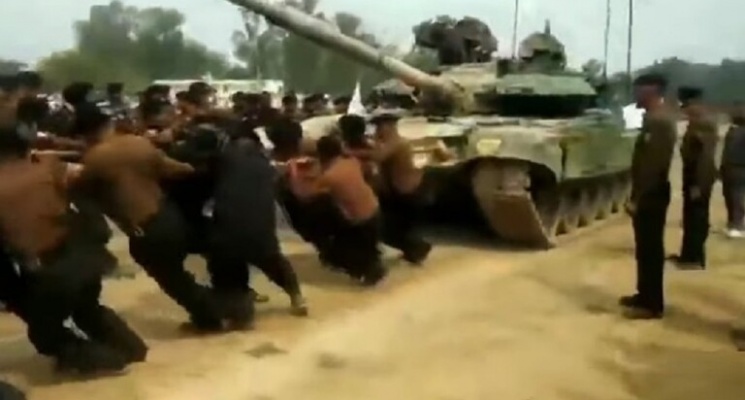 الجنود الهنود يجرون دبابة "تي - 90" يدويا 